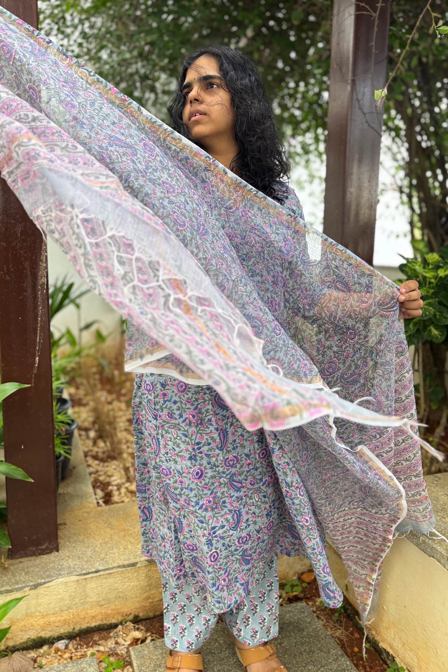 Set of 2- Aomi Sanganeri Aline Kurta & Pants