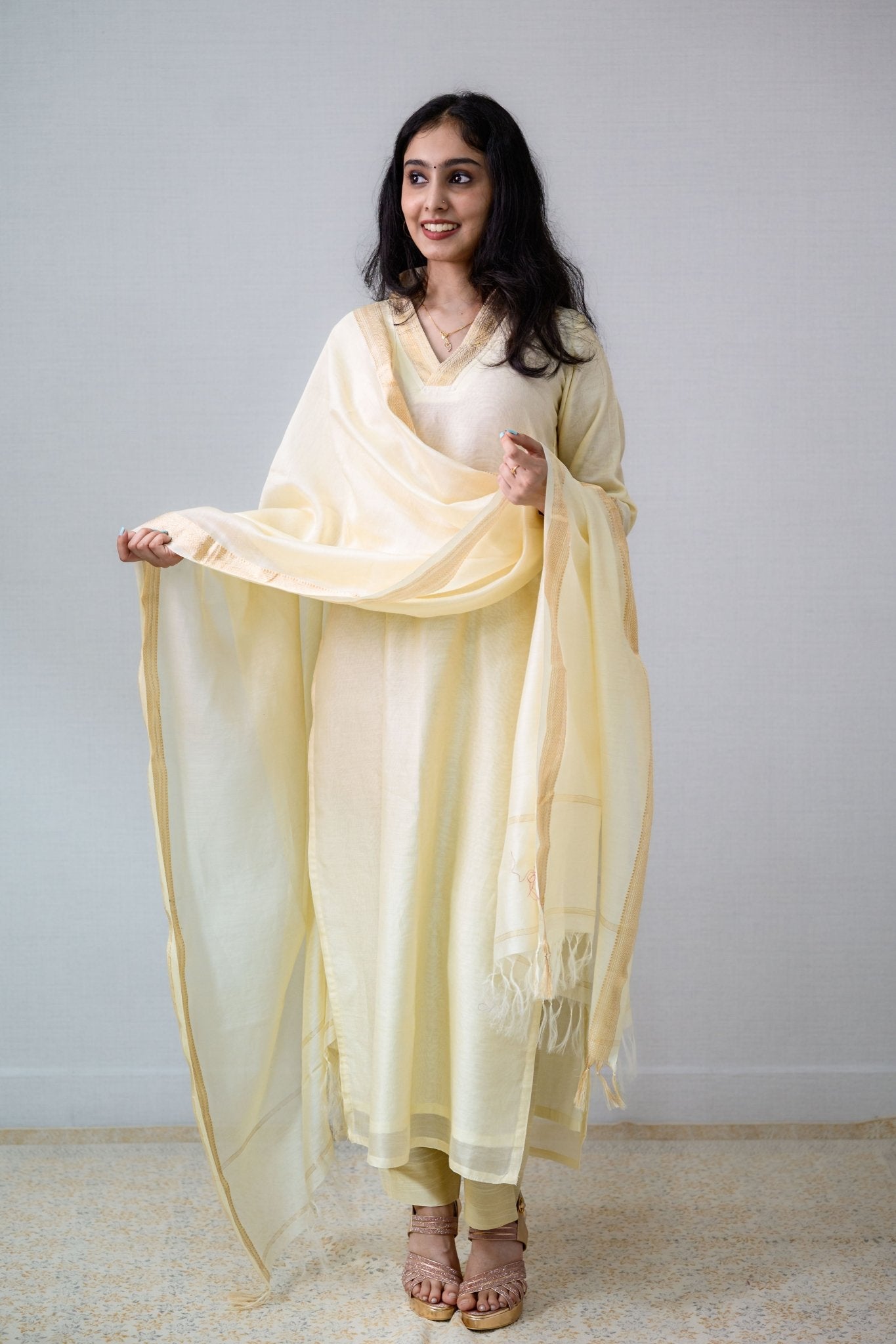 Ivory Maheshwari Silk Dupatta - Lobha Deepthis