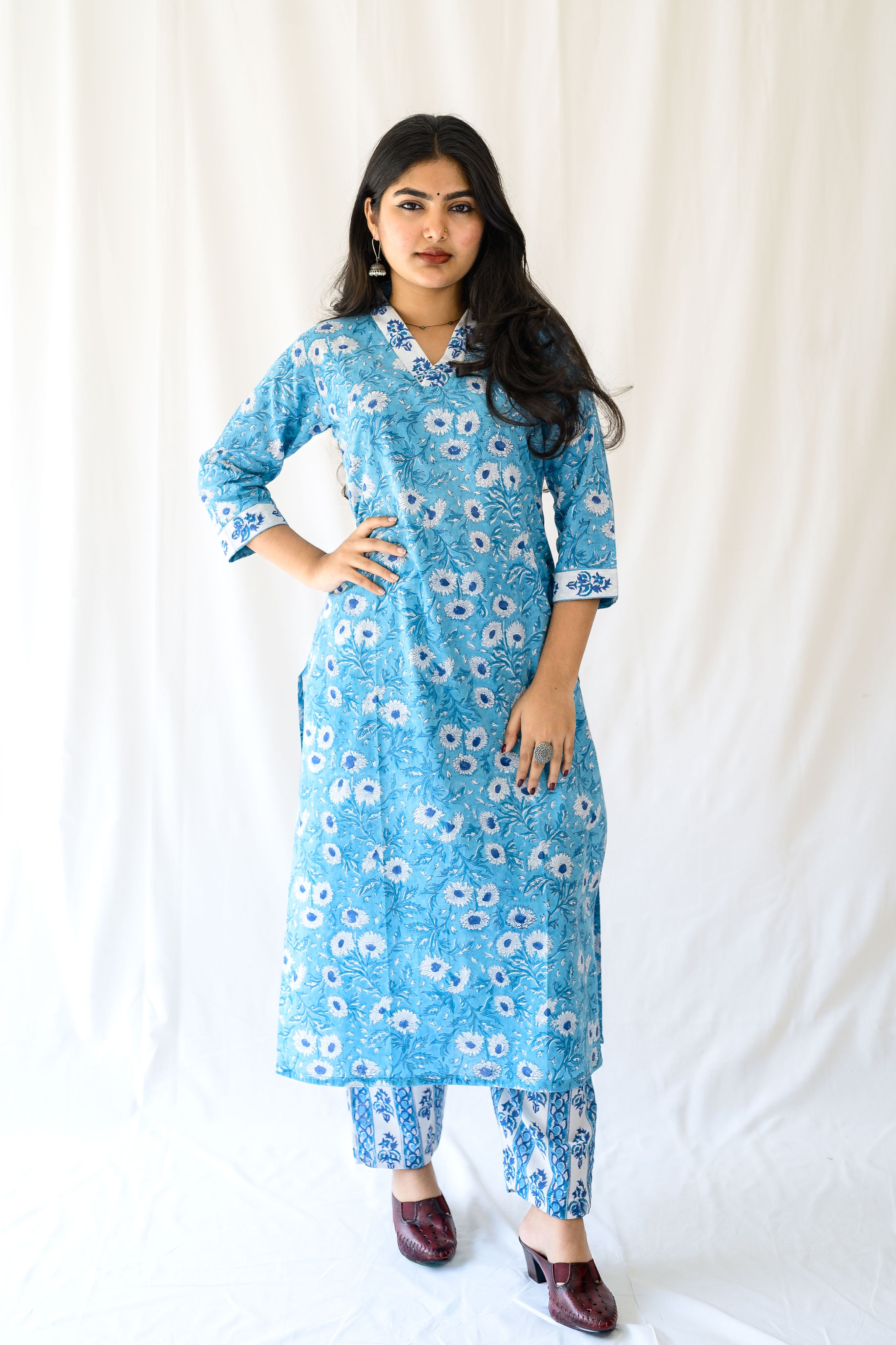 Set of 2- Sorai Sanganeri Straight Kurta & Straight Pants