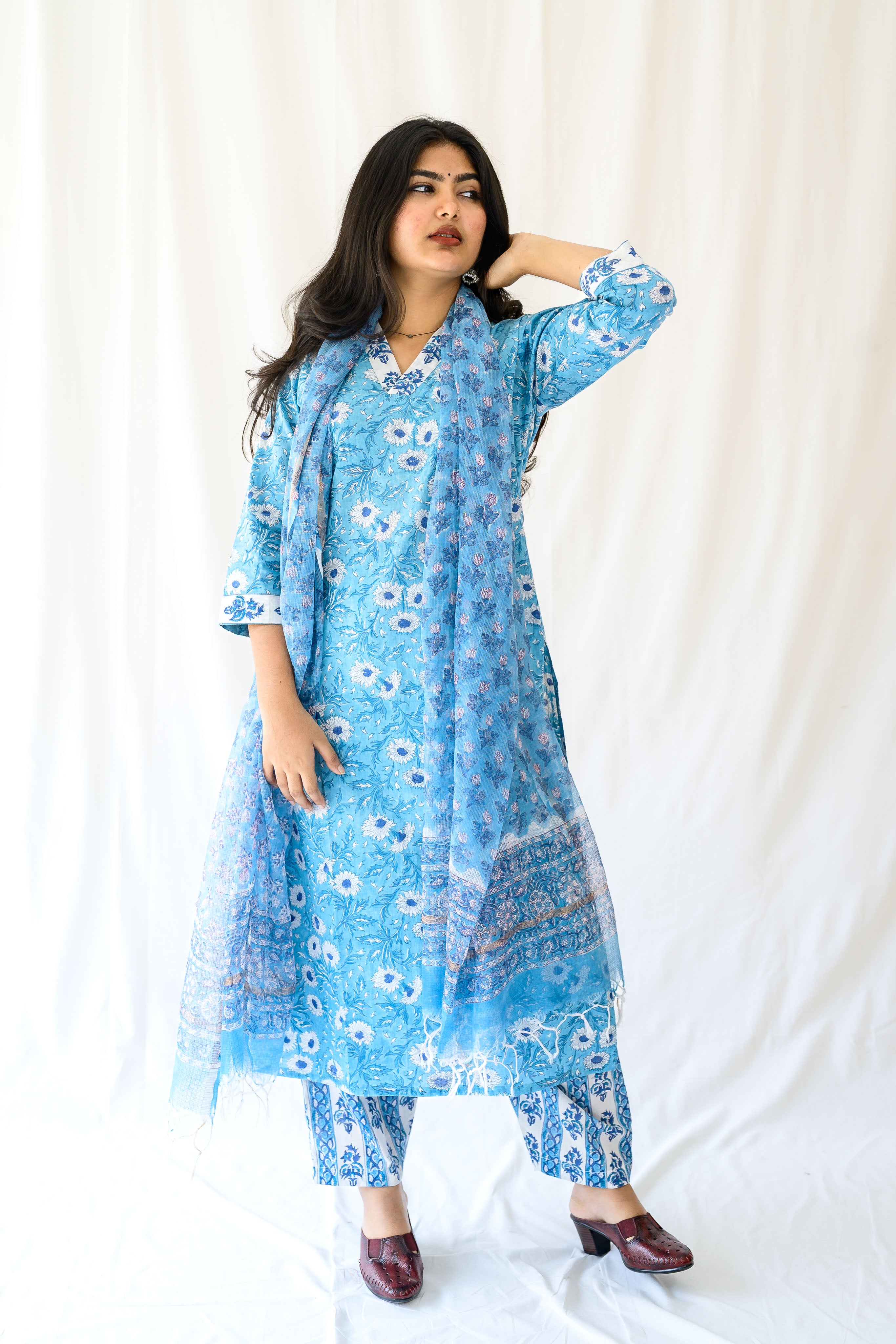 Set of 2- Sorai Sanganeri Straight Kurta & Straight Pants