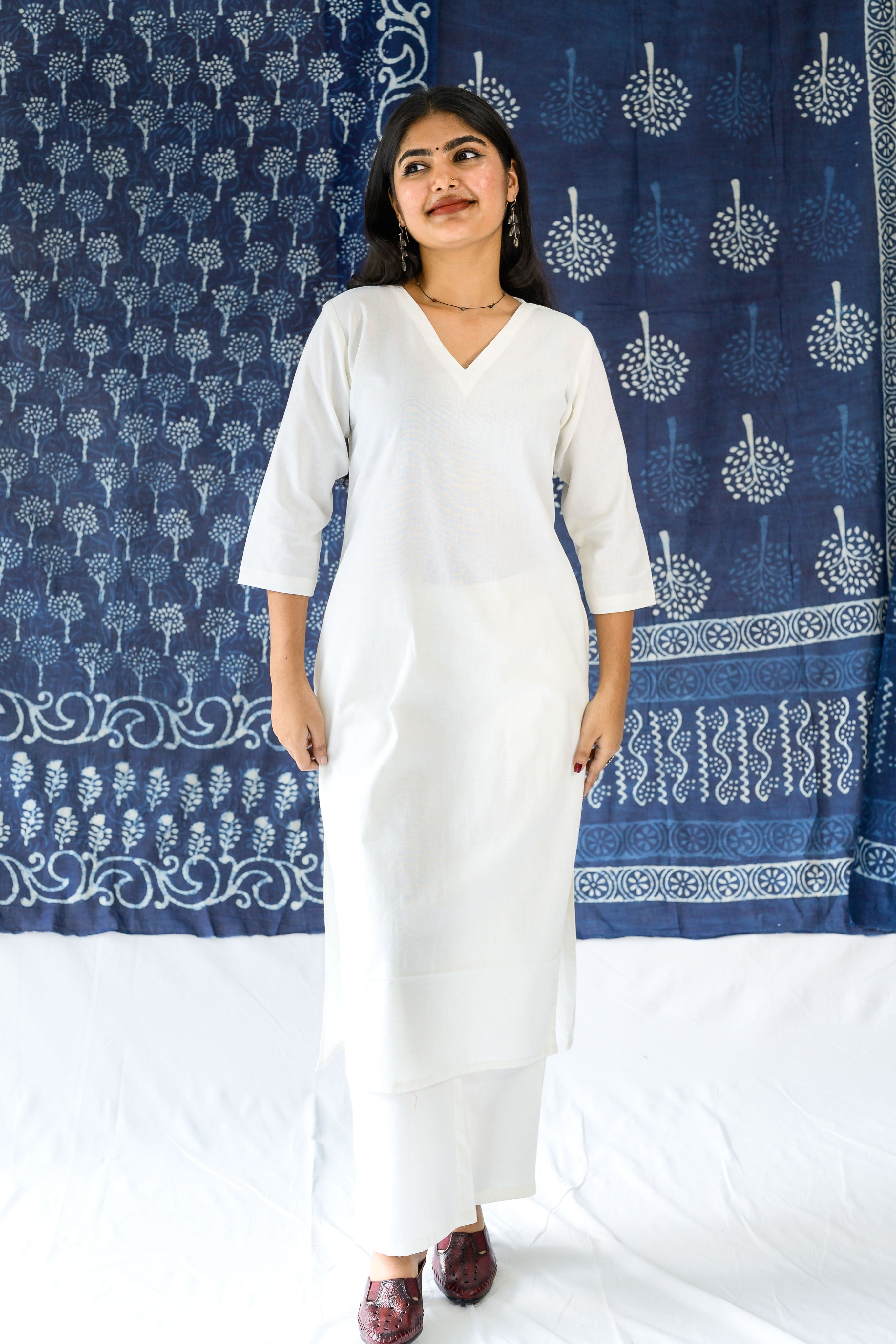 Set of 2- Off White Cotton Flax V Neck Kurta & Pants Set