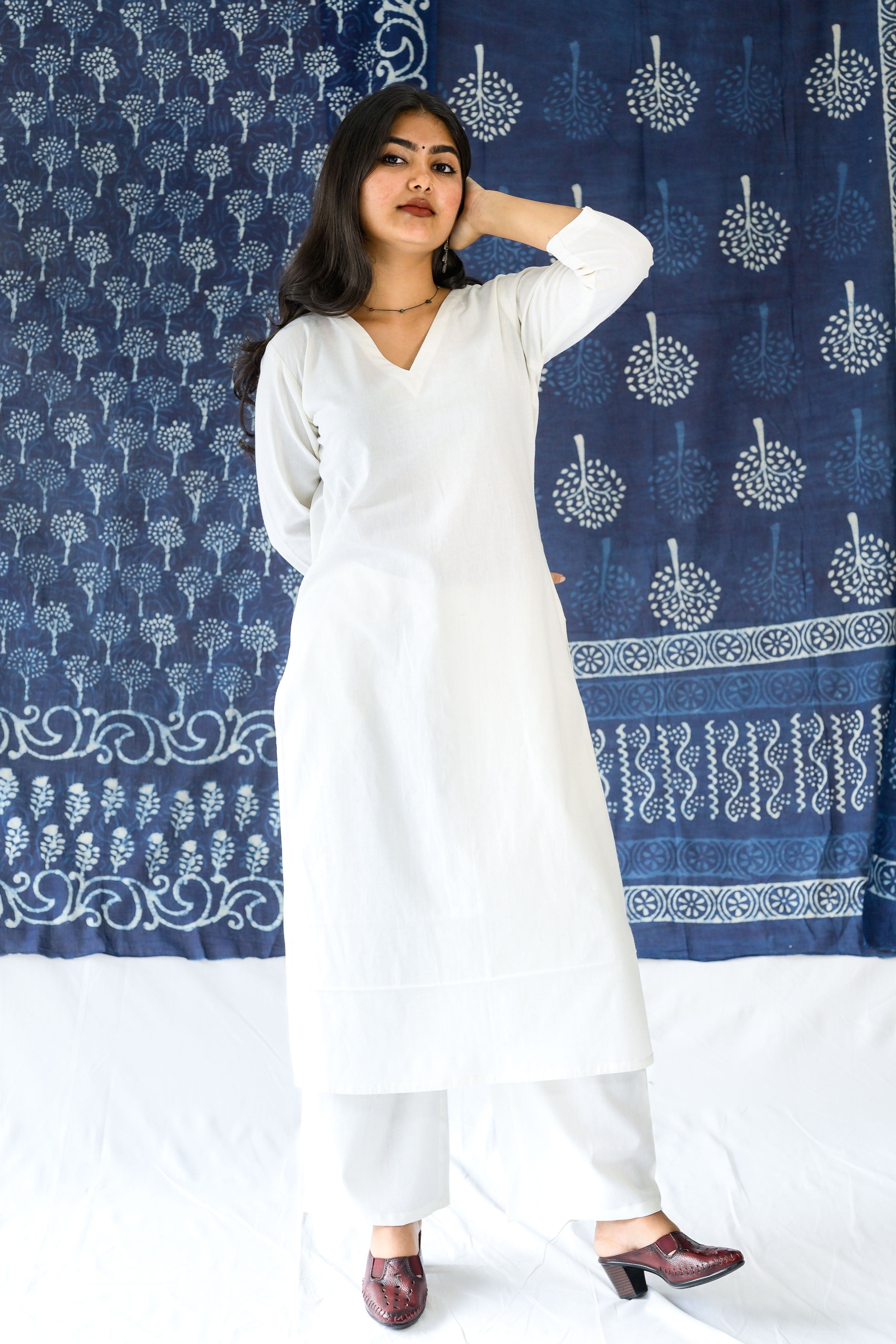 Set of 2- Off White Cotton Flax V Neck Kurta & Pants Set