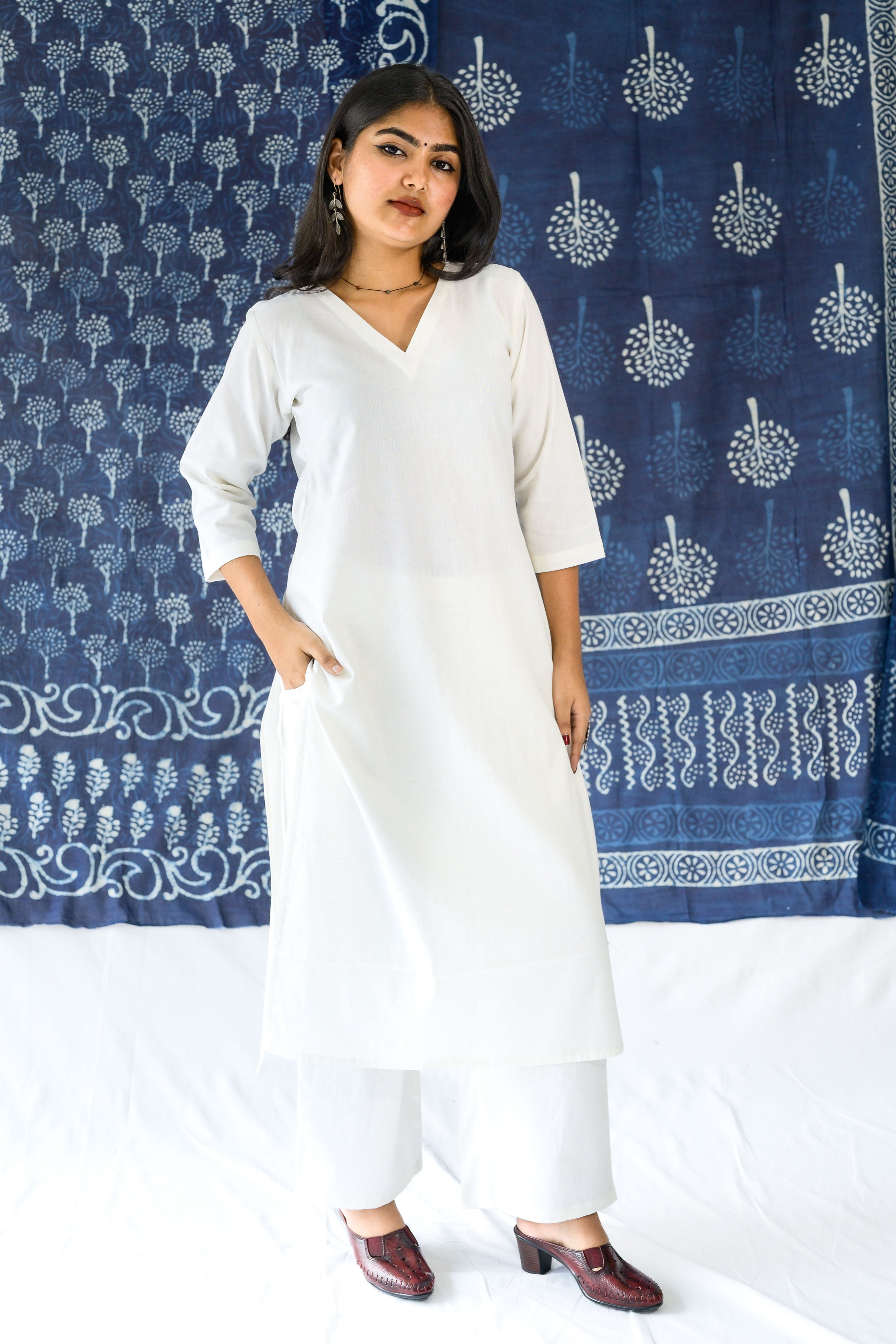 Set of 2- Off White Cotton Flax V Neck Kurta & Pants Set