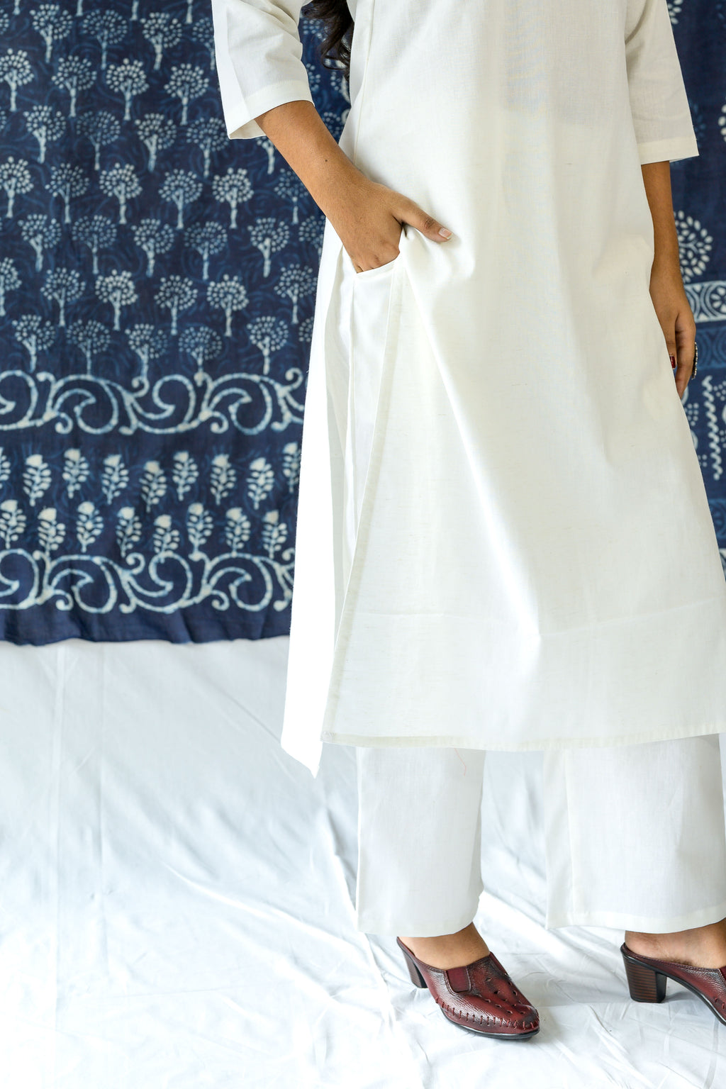 Set of 2- Off White Cotton Flax V Neck Kurta & Pants Set