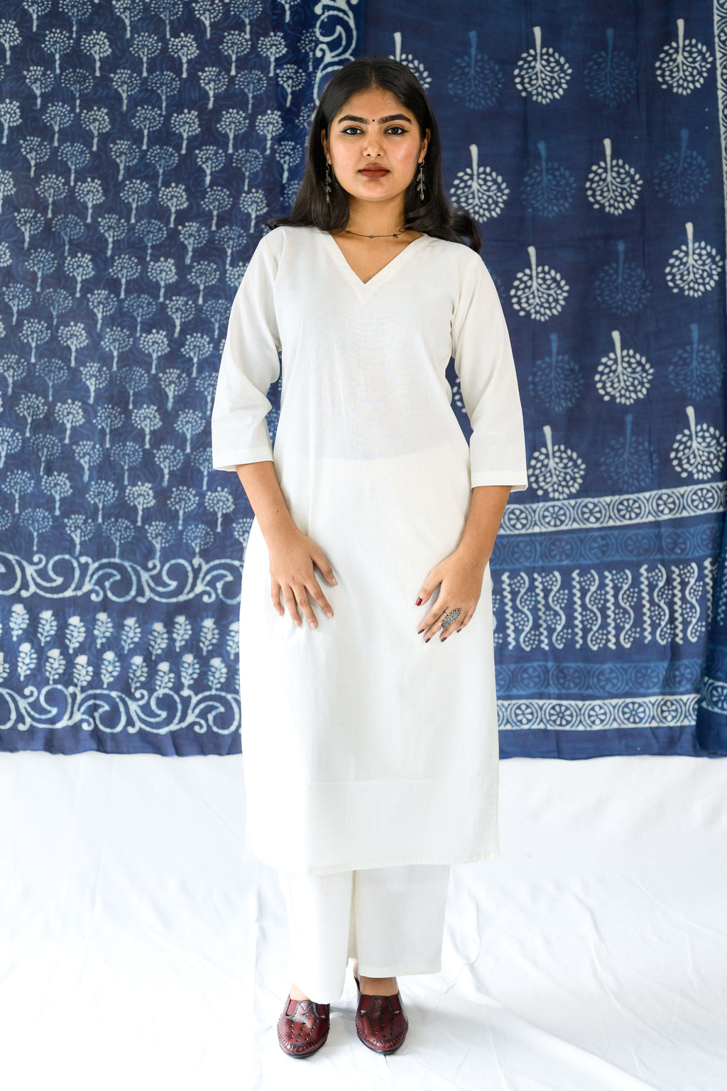 Set of 2- Off White Cotton Flax V Neck Kurta & Pants Set