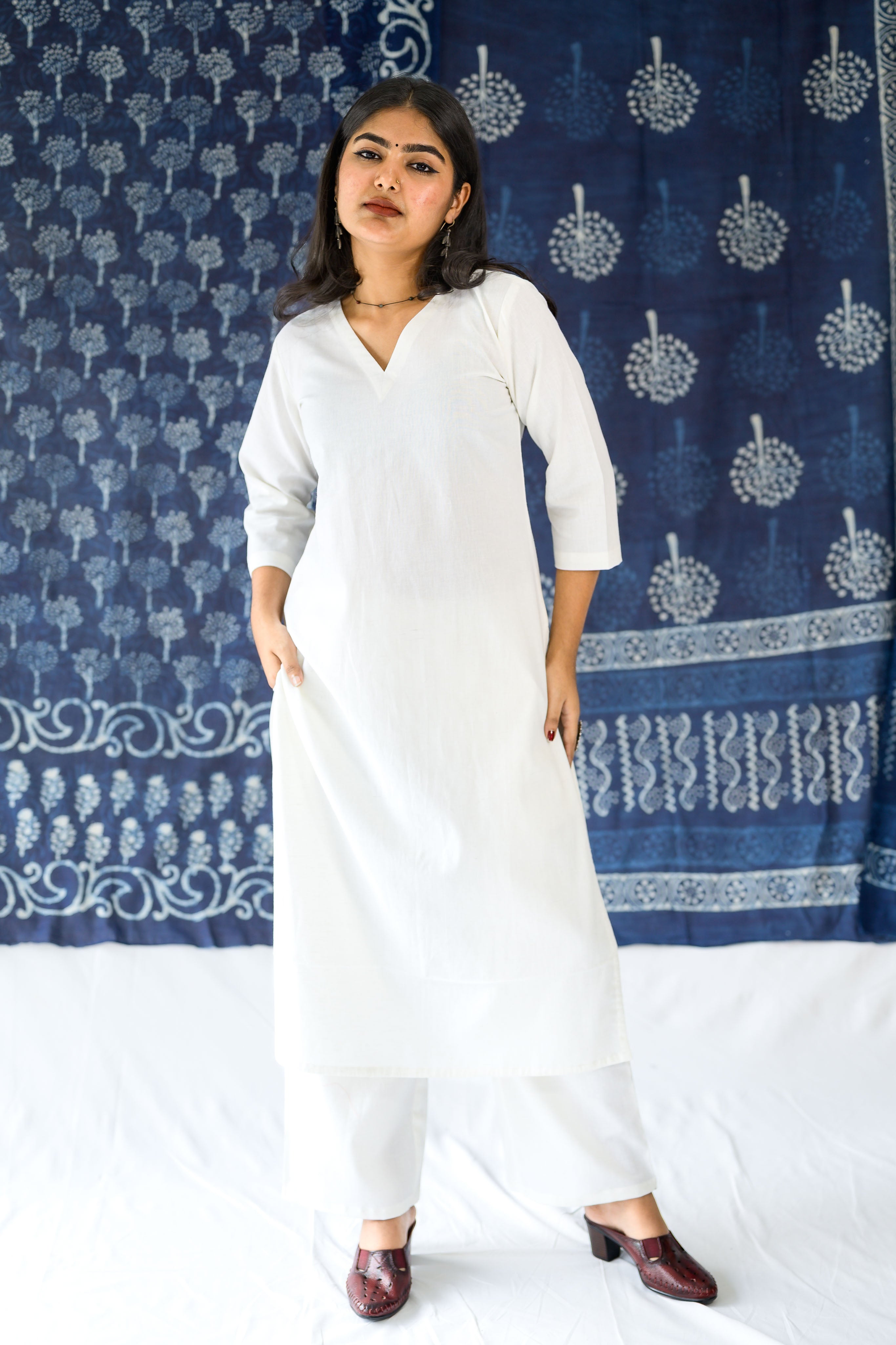 Set of 2- Off White Cotton Flax V Neck Kurta & Pants Set