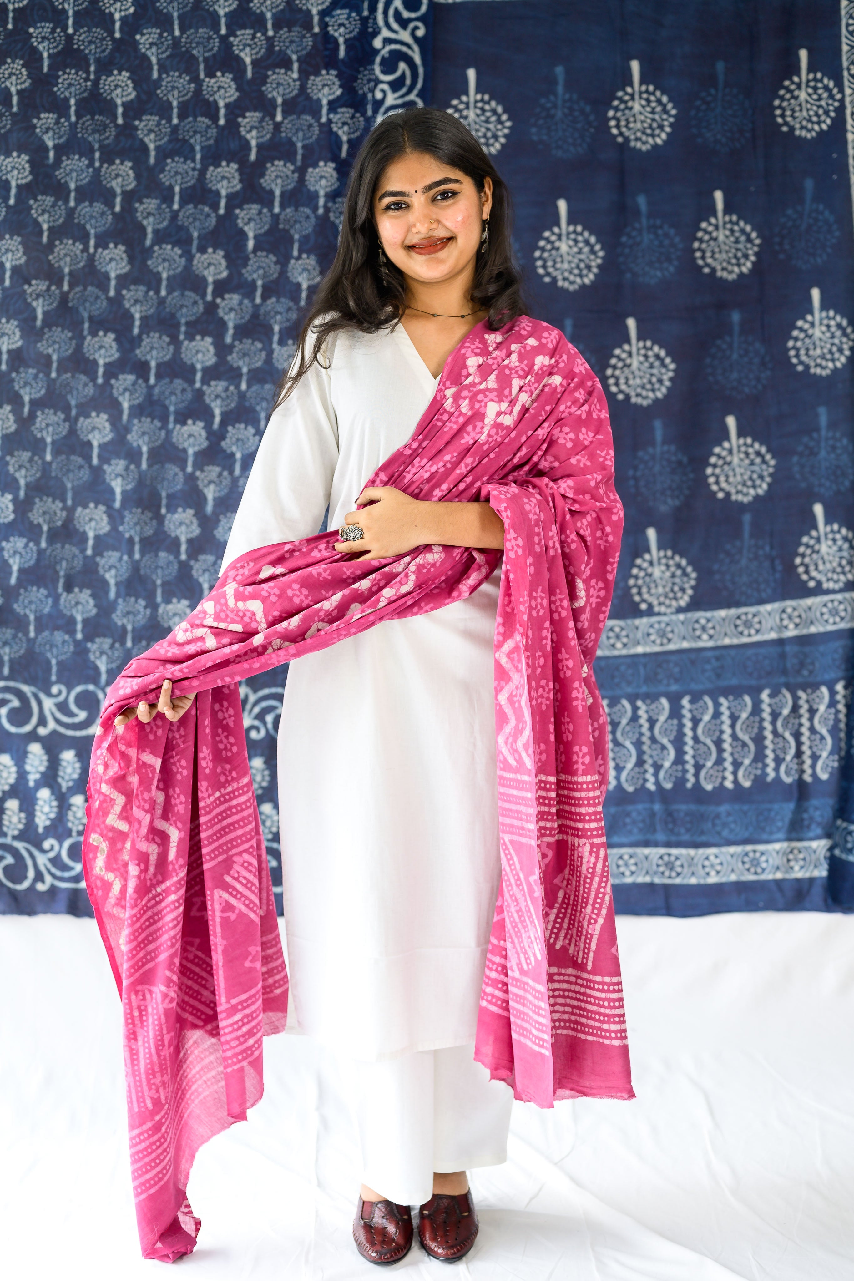 Set of 2- Off White Cotton Flax V Neck Kurta & Pants Set