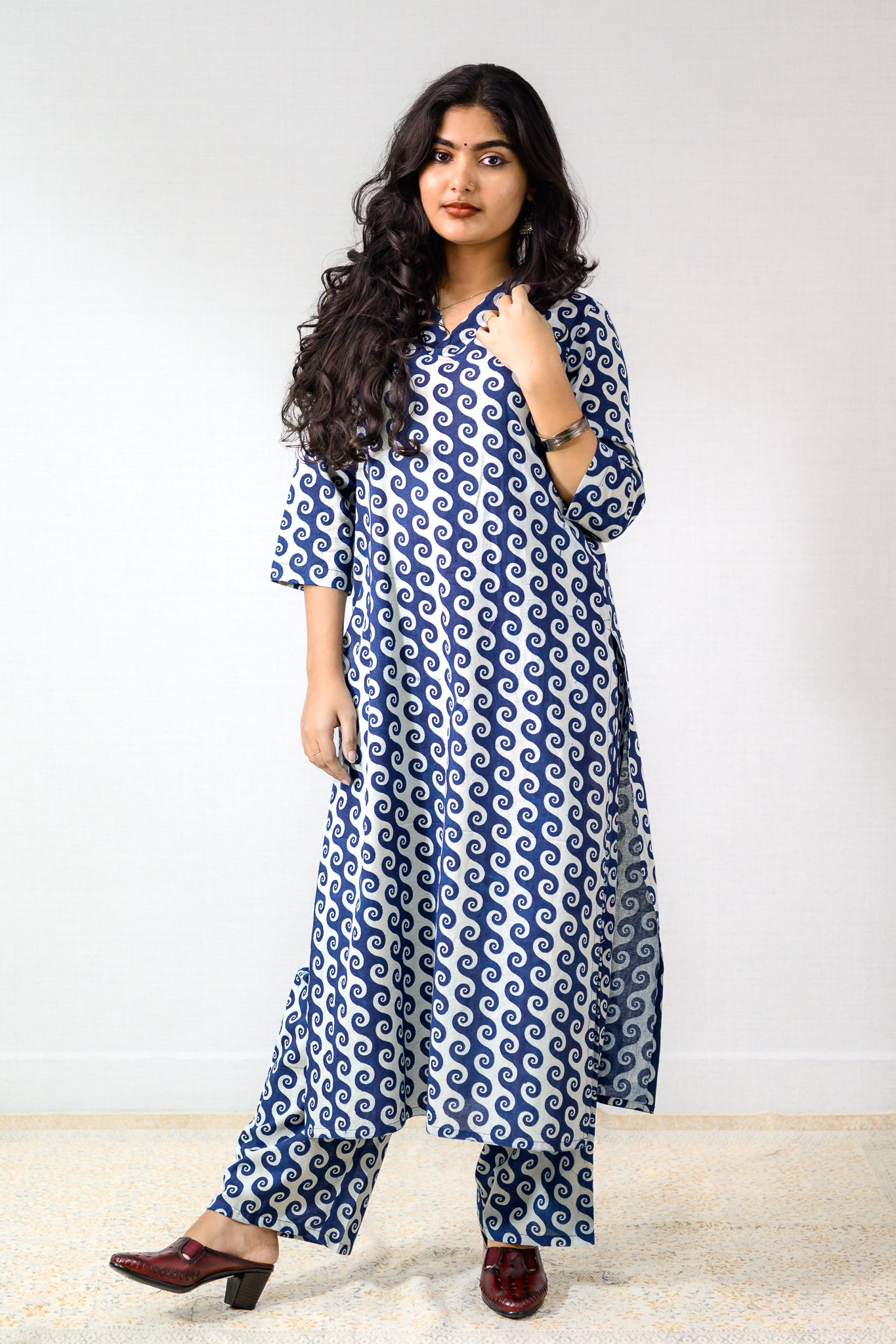 Set of 2- Hansini Indigo Dabu Cotton Kurta & Pants