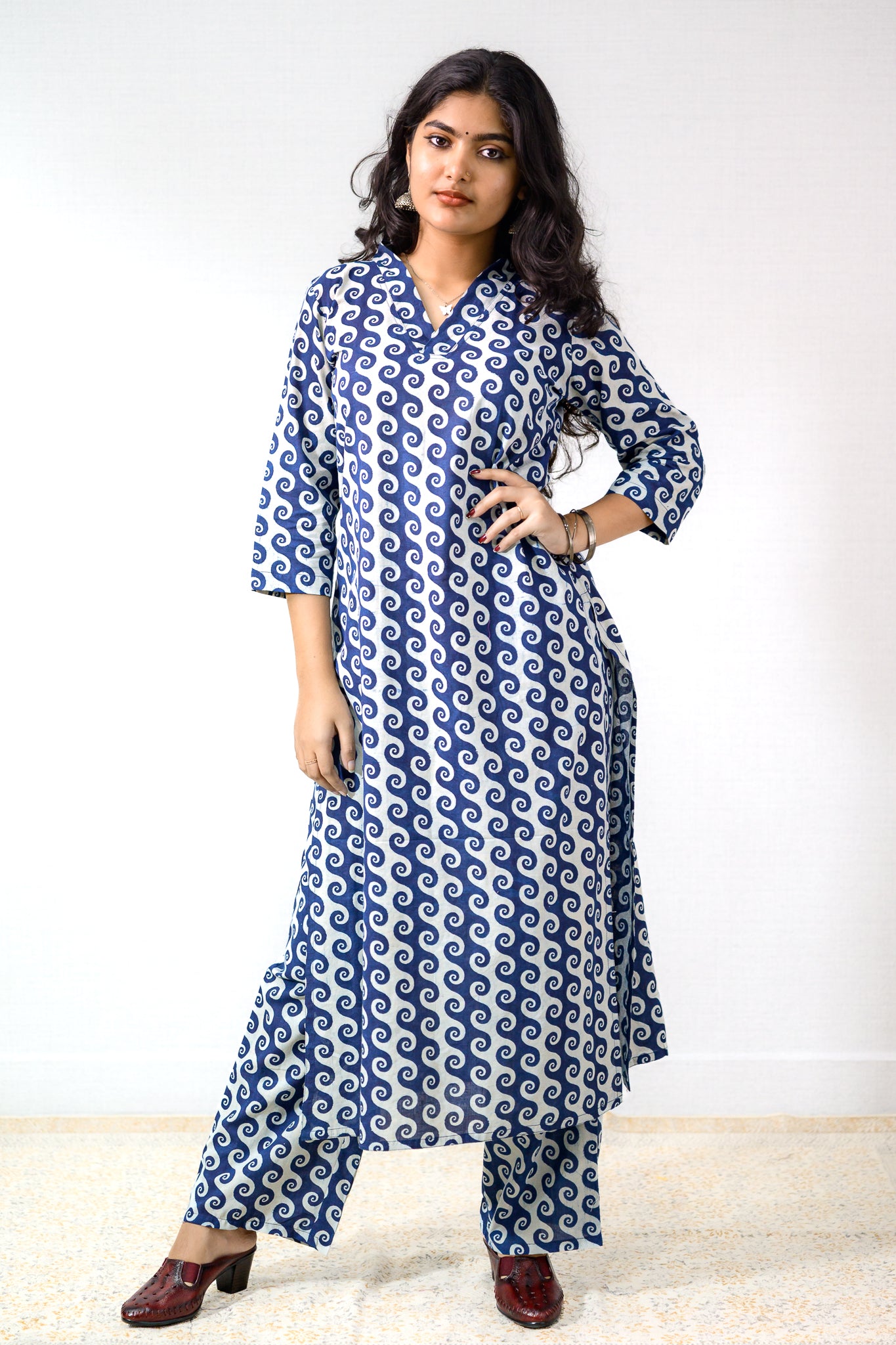 Set of 2- Hansini Indigo Dabu Cotton Kurta & Pants