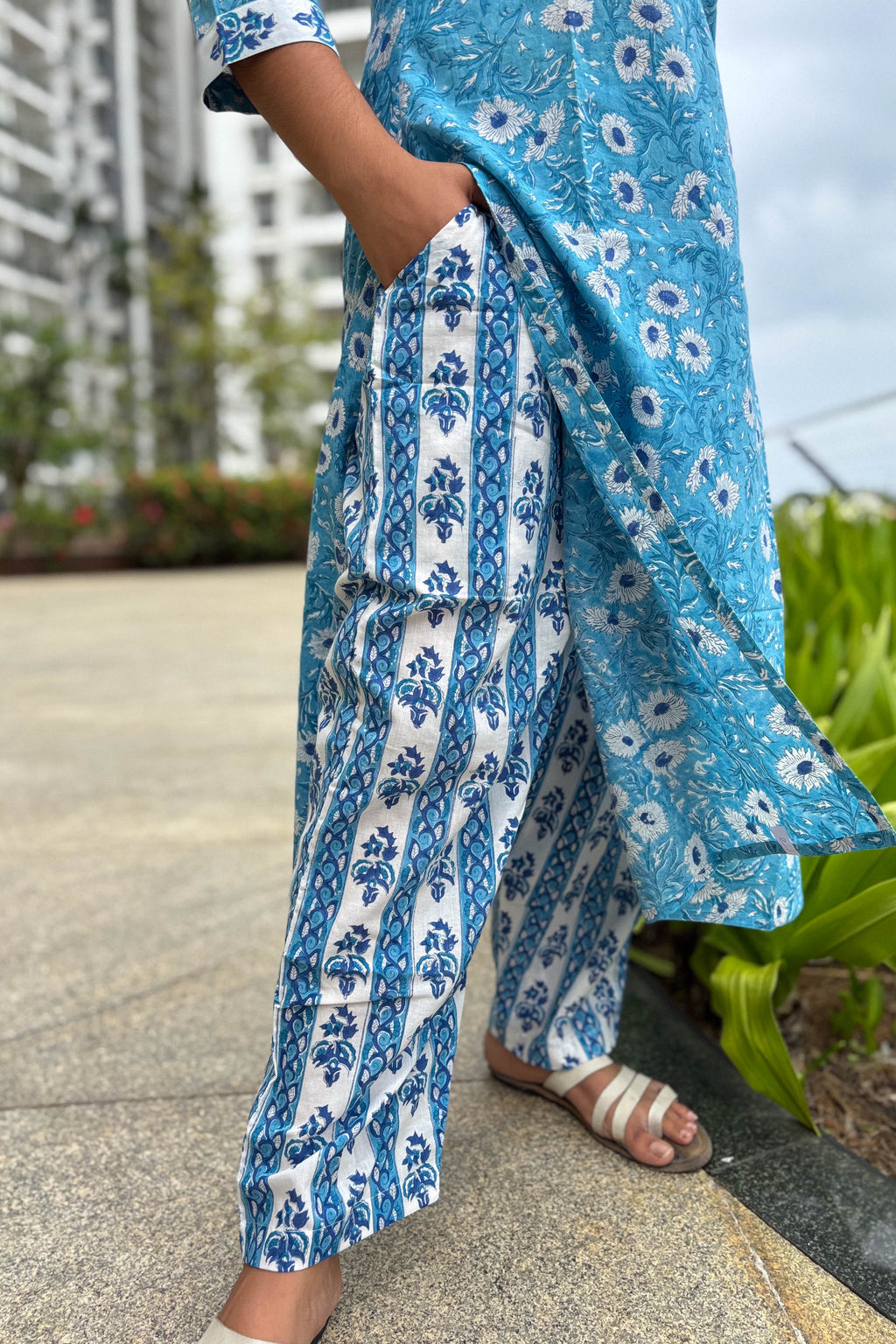 Set of 2- Sorai Sanganeri Straight Kurta & Straight Pants