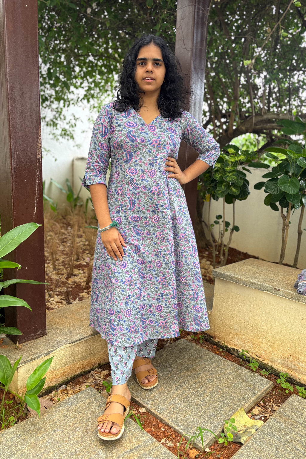 Set of 2- Aomi Sanganeri Aline Kurta & Pants