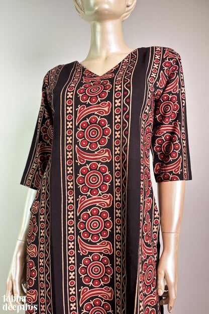 Earthen Blossoms Black Straight Kurta - Lobha Deepthis