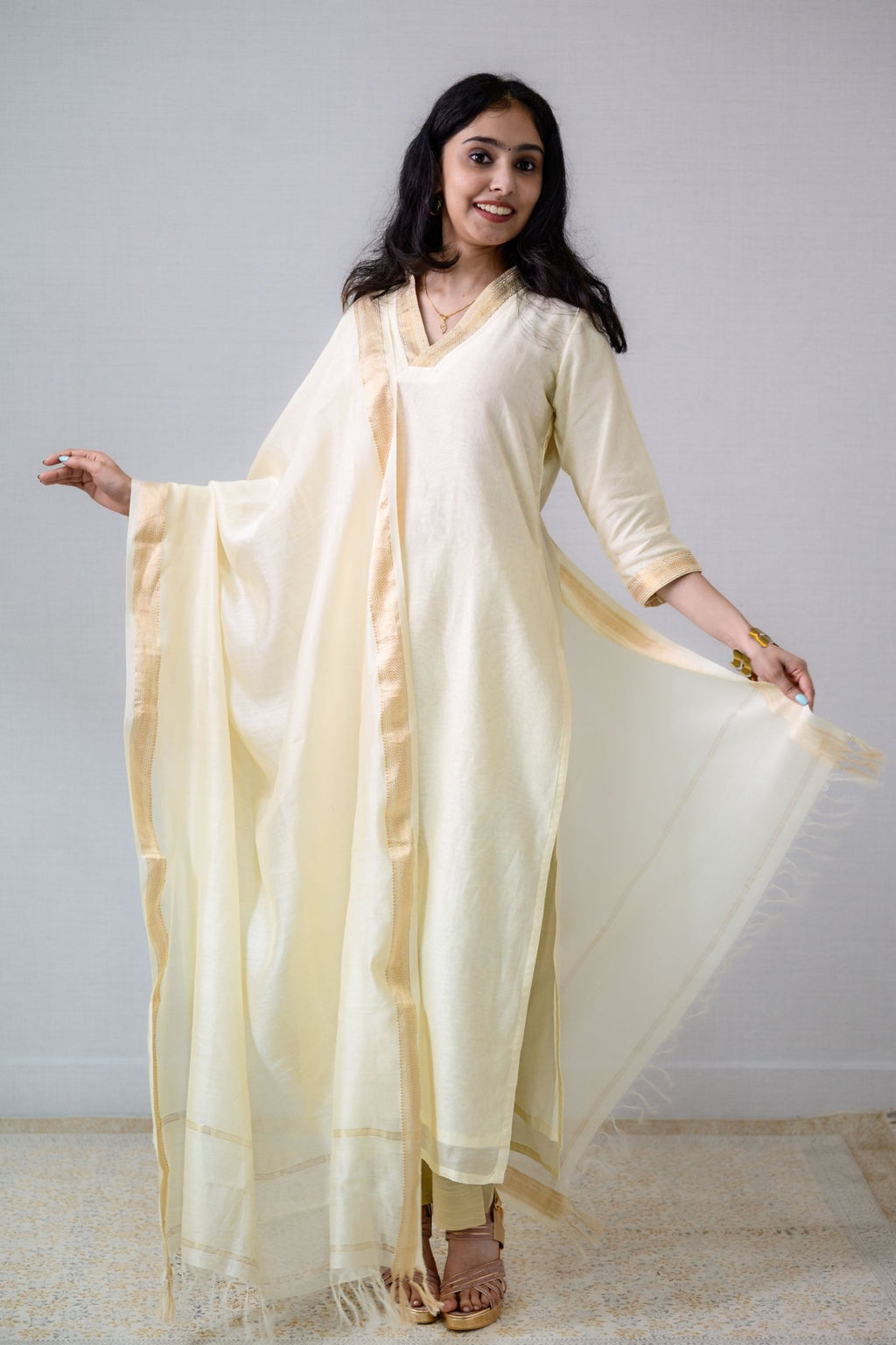 Ivory Maheshwari Silk Dupatta - Lobha Deepthis