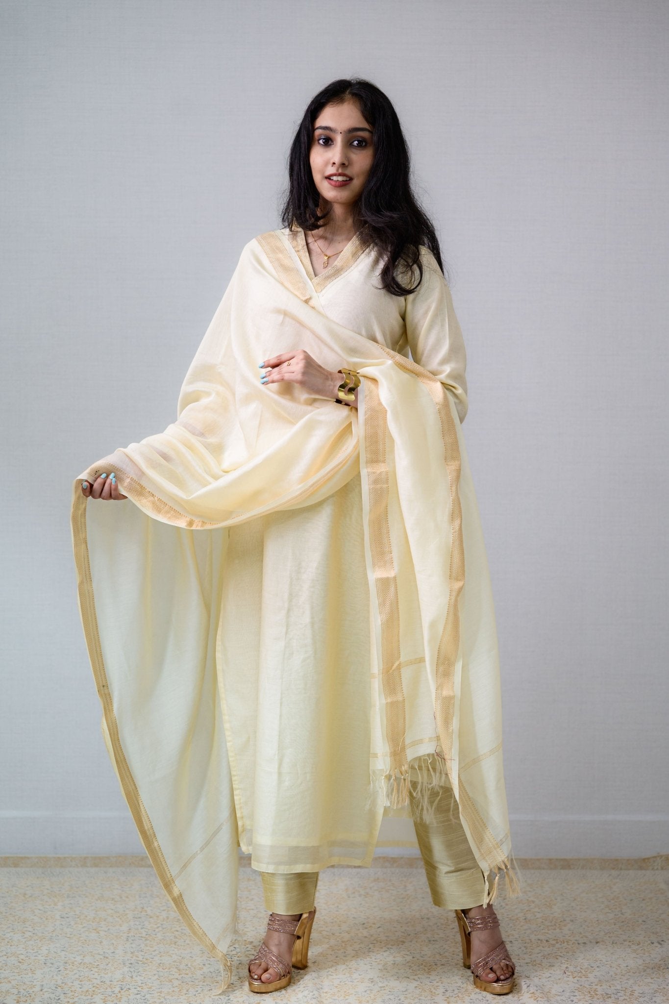 Ivory Maheshwari Silk Dupatta - Lobha Deepthis