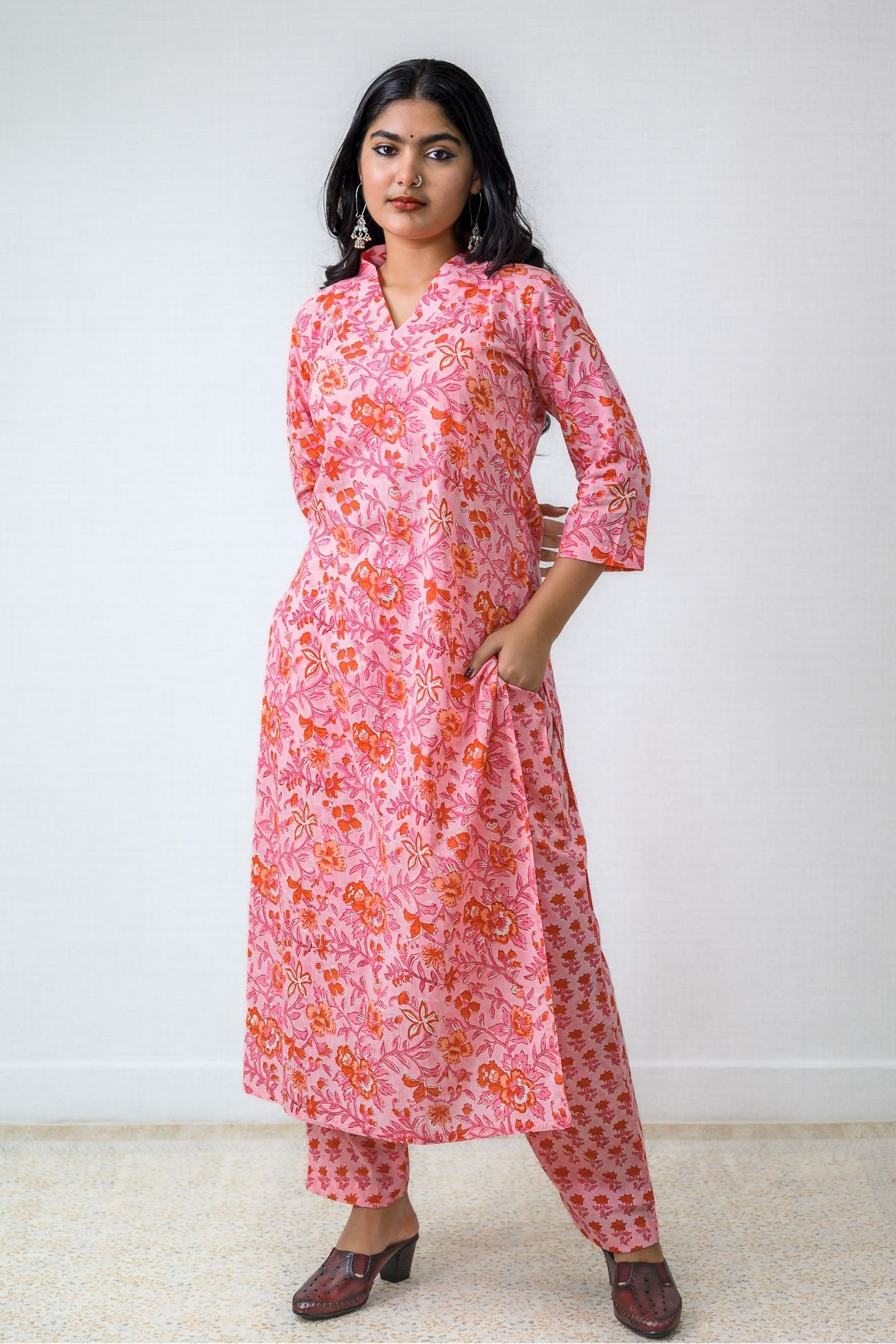 Set of 2- Gulabiya Sanganeri Cotton Straight Kurta and Pants