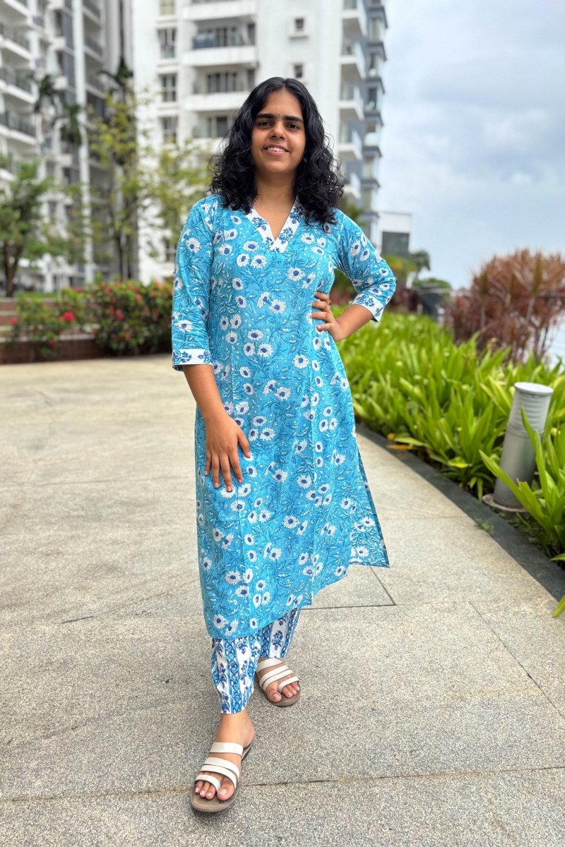 Set of 2 - Sorai Sanganeri Straight Kurta & Straight Pants - Lobha Deepthis