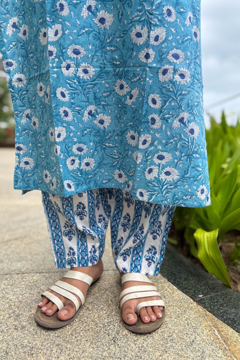 Set of 2 - Sorai Sanganeri Straight Kurta & Straight Pants - Lobha Deepthis