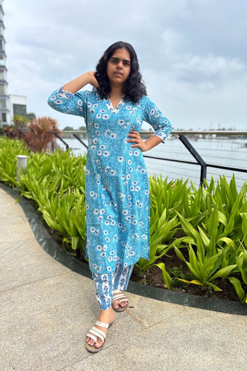 Set of 2 - Sorai Sanganeri Straight Kurta & Straight Pants - Lobha Deepthis