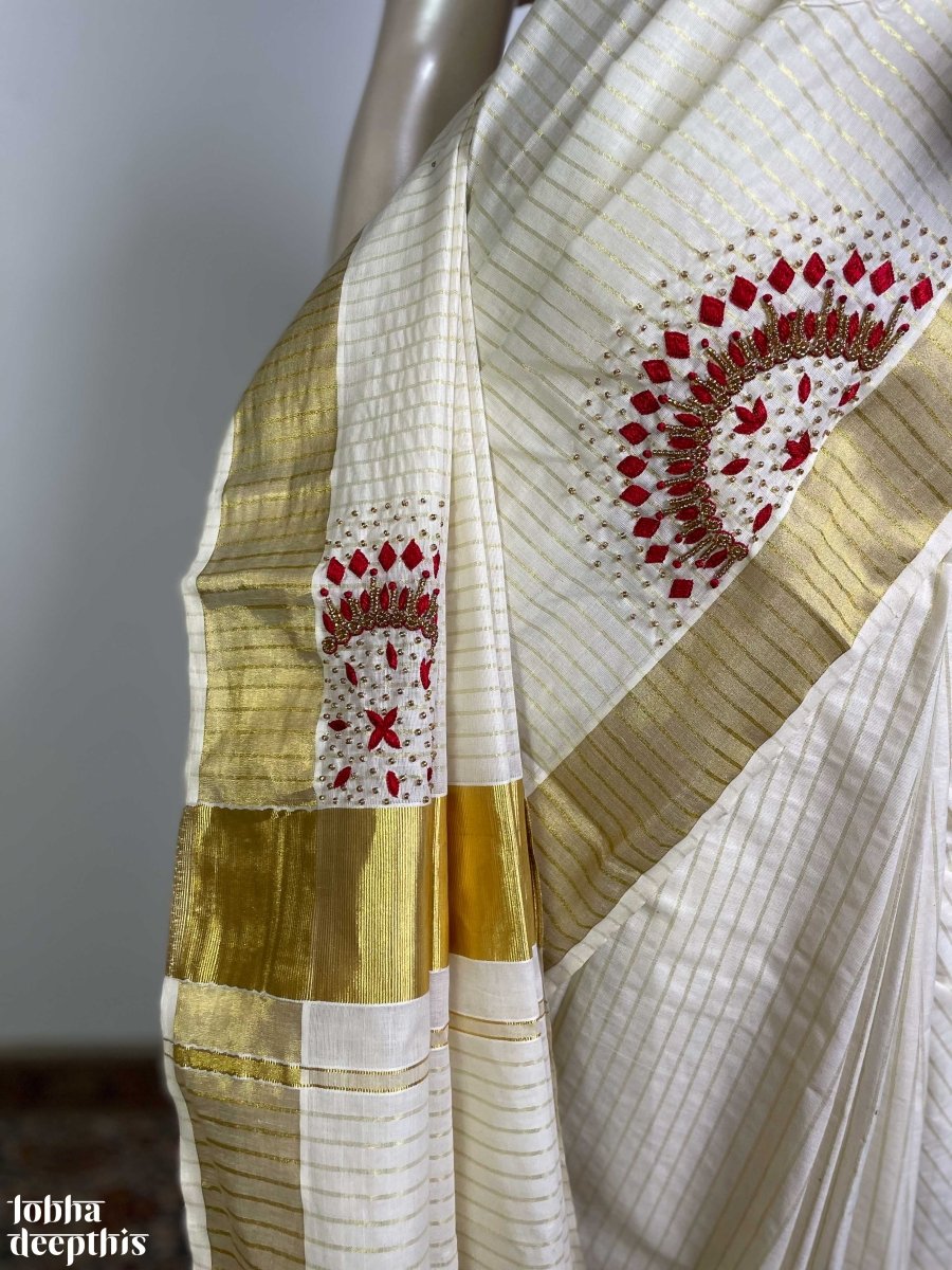 ओणम पर खूबसूरत दिखने के लिए पहनें व्हाइट गोल्डन सिल्क साड़ी के ये ट्रेंडी  डिजाइन | white golden silk saree designs for onam | HerZindagi